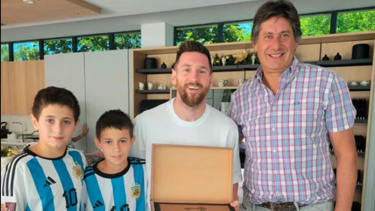 Santa Fe: Un intendente pidió licencia para ir al Mundial con los amigos 2